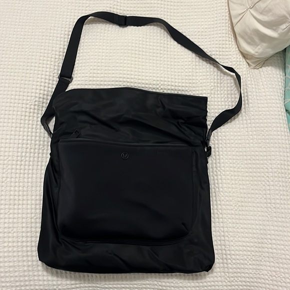 Lululemon shoulder bag, perfect material just wear on lining of snap buttons - Picture 4 of 7